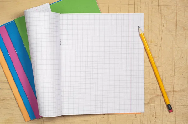 打开和彩色学校笔记本电脑与铅笔在老木桌上 顶部视图 — 图库照片