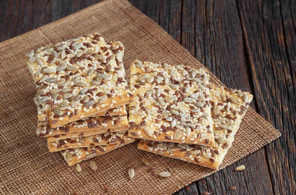 Rechthoekige Koekjes Met Zonnebloempitten Sesamzaad Oude Houten Tafel Close — Stockfoto