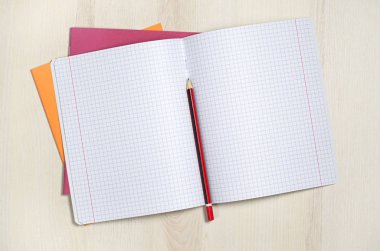 Öğrenci yarıyıl Not defteri kalem ahşap masa açıldı. Metin için boş yer ile üstten görünüm