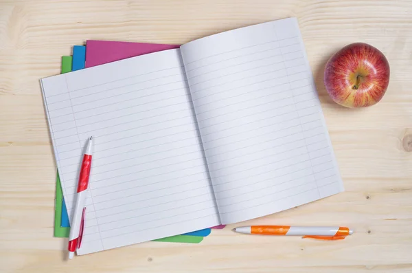 Schulheft Mit Stiften Und Apfel Auf Dem Holztisch Geöffnet Ansicht — Stockfoto