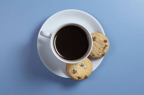 一杯のコーヒーと平面図 青いテーブルの上のチョコレート クッキー — ストック写真