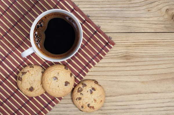 Tasse Café Biscuits Chocolat Sur Une Serviette Bambou Est Situé — Photo