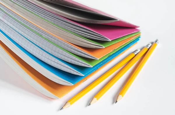 Cadernos Escolares Coloridos Com Lápis Sobre Fundo Branco Conceito Educação — Fotografia de Stock