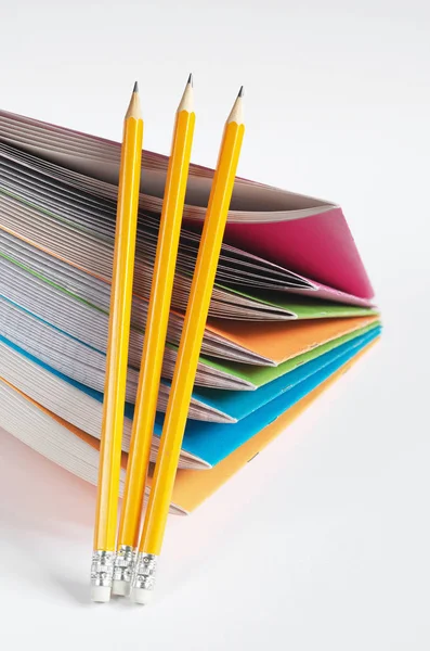 Potloden Gekleurde School Notebooks Witte Achtergrond Onderwijs Concept — Stockfoto