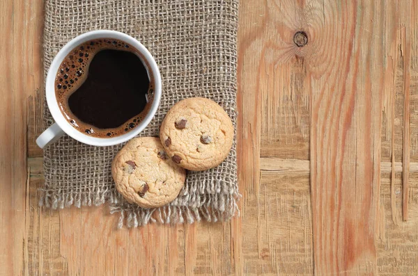 Kopp Kaffe Och Choklad Chip Cookies Säckväv Och Gamla Träbord — Stockfoto