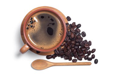 Sıcak kahve ve beyaz arka plan, üstten görünüm fasulyeli kahverengi kupa