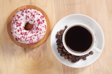 Fincan sade kahve ve beyaz krem peynir sır ahşap masa, üstten görünüm günü kahvaltıda ile serpilir çörek