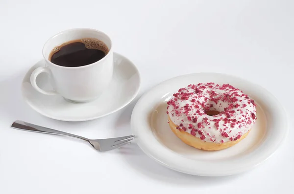 一杯咖啡和甜甜圈 配以红色水果屑在白色背景上点缀的豆腐奶油 — 图库照片