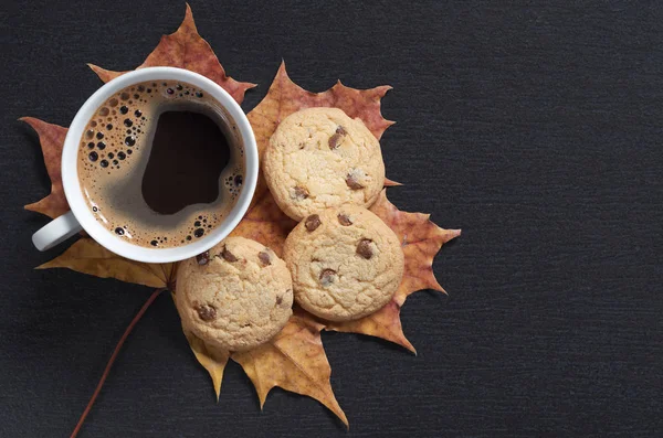 Vista Superior Una Taza Café Galletas Con Chocolate Hoja Arce — Foto de Stock