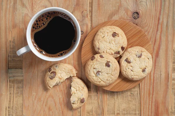 一杯咖啡和饼干与巧克力在老木桌上 顶部视图 — 图库照片