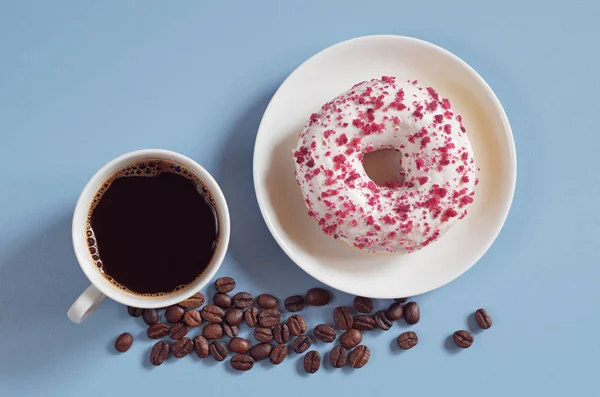 Köstlicher Donut Und Tasse Kaffee Zum Frühstück Auf Blauem Tisch — Stockfoto