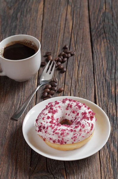 Vita Donut Stänkte Röda Smulor Tallrik Och Kopp Kaffe Gammal — Stockfoto