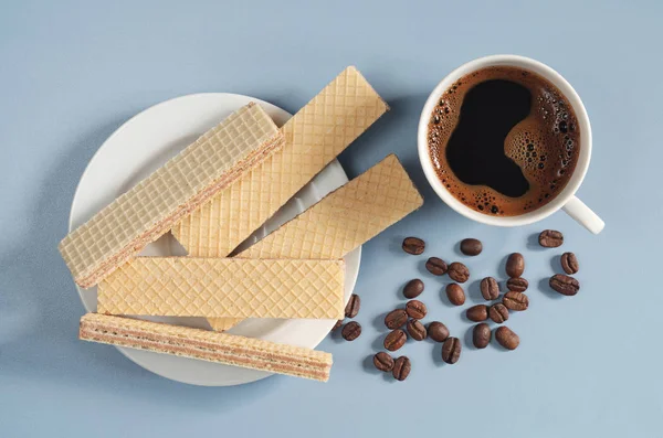 Kopp Kaffe Och Wafers Med Choklad Plattan Blå Bord Ovanifrån — Stockfoto