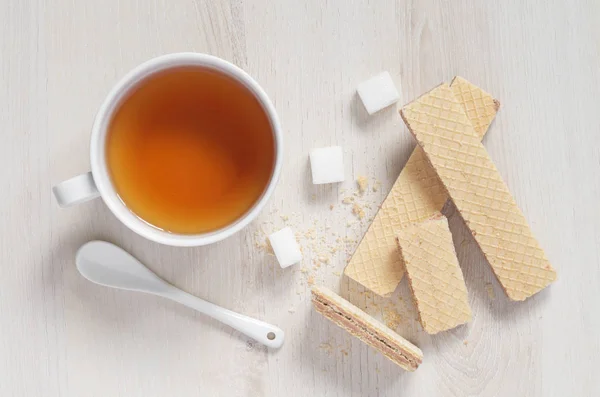 Tazza Wafer Con Cioccolato Sul Tavolo Legno Chiaro Vista Dall — Foto Stock