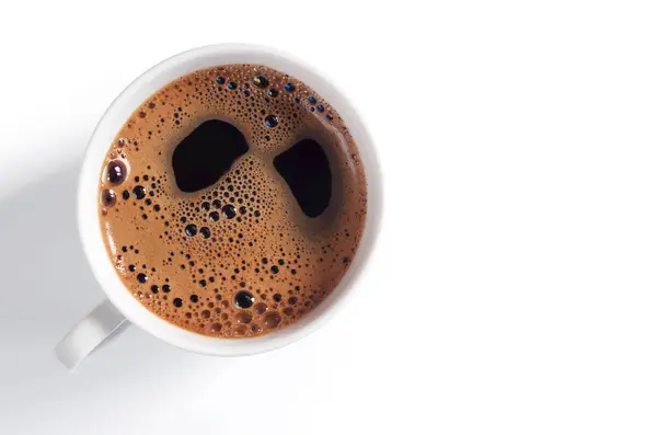 コピー スペース平面図 すぐに白い背景の上の泡とホット コーヒーのカップ — ストック写真