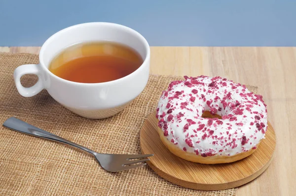 Weißer Donut Bestreut Mit Roten Krümeln Und Einer Tasse Tee — Stockfoto