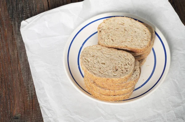 Кусочки Пшеничного Хлеба Отрубями Тарелке Скомканной Бумаге Старом Деревянном Столе — стоковое фото