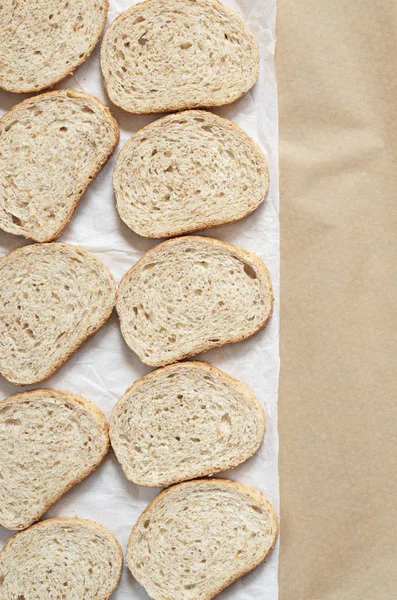 面包与麸皮位于白色皱巴巴的纸作为背景视图从上面 文本空间 — 图库照片
