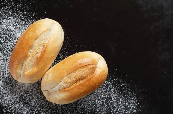 Broden Van Kleine Tarwebrood Oude Zwarte Metalen Achtergrond Bovenaanzicht Met — Stockfoto