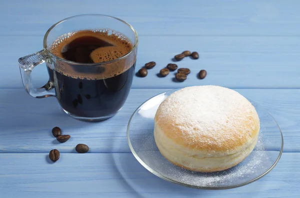 Donut Berlinés Plato Vidrio Transparente Taza Café Sobre Mesa Madera —  Fotos de Stock