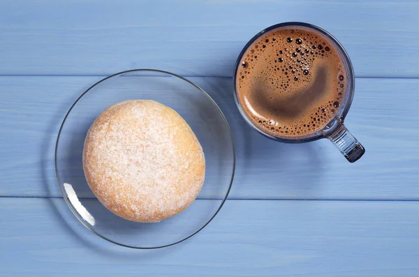 Donut Berlinés Placa Vidrio Transparente Taza Café Sobre Mesa Madera — Foto de Stock