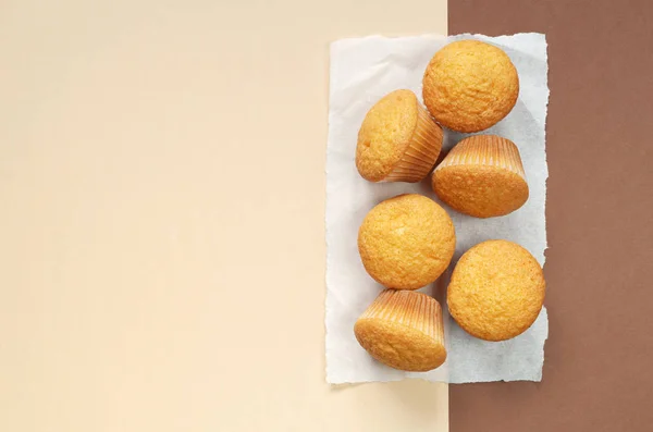 Mini Muffins Savoureux Sur Papier Froissé Est Situé Sur Fond — Photo