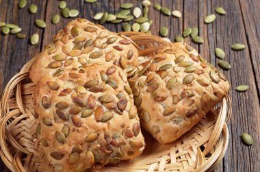 Eski ahşap masa üzerinde hasır plaka üzerinde kabak çekirdeği ile buns yakın çekim