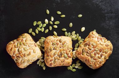 Eski siyah metal arka planda üstten görünüm kabak çekirdeği ile buns