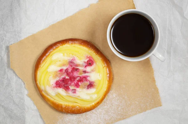 Tasse Kaffee Und Frisches Brötchen Mit Pudding Und Beeren Auf — Stockfoto