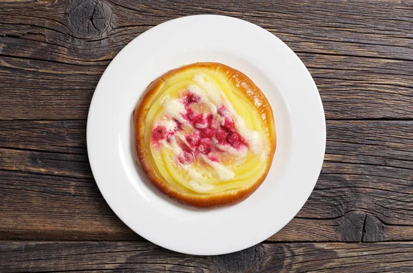 Pain Avec Crème Anglaise Baies Dans Une Assiette Sur Vieux — Photo