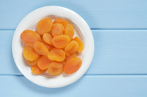 Abricots Secs Dans Une Assiette Sur Une Table Bois Bleu — Photo