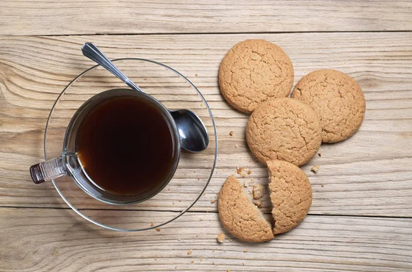 Haferflocken Kekse Und Schwarzer Kaffee Einer Durchsichtigen Tasse Zum Frühstück — Stockfoto