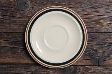 Boş temiz plaka üzerinde eski ahşap arka plan, üstten görünüm