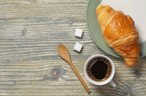 Kaffeetasse Und Croissant Teller Auf Altem Holzgrund Draufsicht Mit Kopierraum — Stockfoto