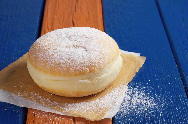 Berliner Donut Com Geléia Açúcar Papel Está Localizado Mesa Madeira — Fotografia de Stock