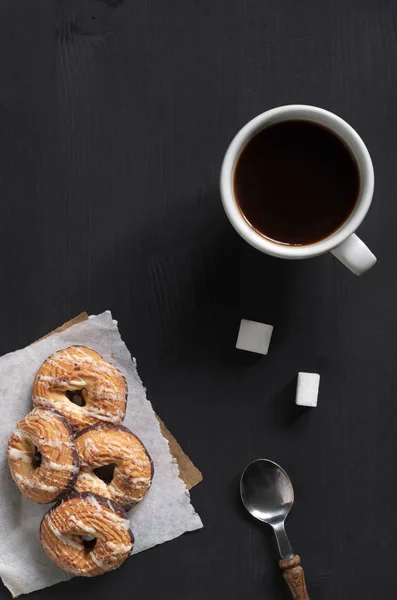 Xícara Café Biscoitos Biscoito Com Chocolate Mesa Madeira Preta Com — Fotografia de Stock