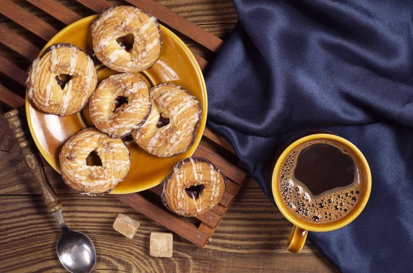 在木桌与蓝色织物的早餐的蛋糕饼干与巧克力和杯咖啡的头顶视图 — 图库照片