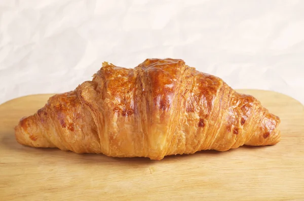 Croissant Styckning Träskiva Närbild — Stockfoto