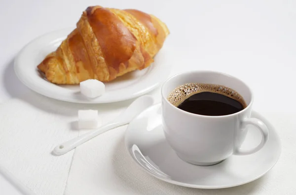 Taza Café Caliente Croissant Para Desayuno Sobre Fondo Blanco —  Fotos de Stock