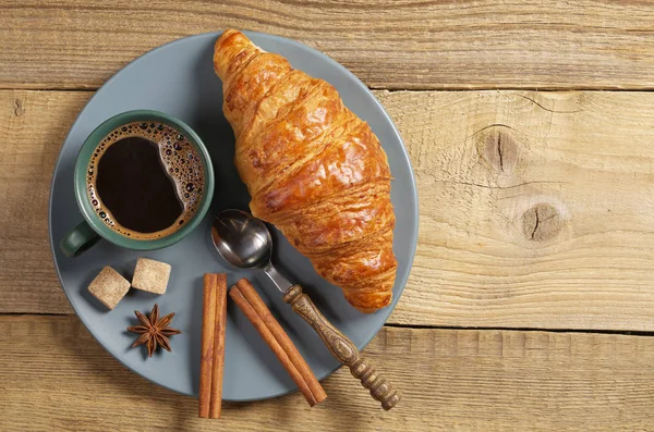 Coffee Croissant Spice Gray Plate Old Wooden Background Top View — Stock Photo, Image