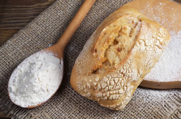 Pane Ciabatta Piccola Con Cipolle Cucchiaio Legno Con Farina Trova — Foto Stock