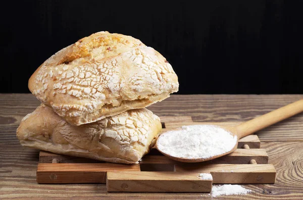 Due Pani Ciabatta Pane Italiano Con Cipolle Cucchiaio Con Farina — Foto Stock