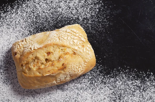 Итальянский Маленький Чиабатта Хлеб Луком Старом Металлическом Фоне Вид Сверху — стоковое фото
