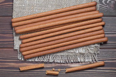 Yığın çavdar ekmeği sopa çuval bezi üzerinde kahverengi ahşap zemin, üstten görünüm bulunur