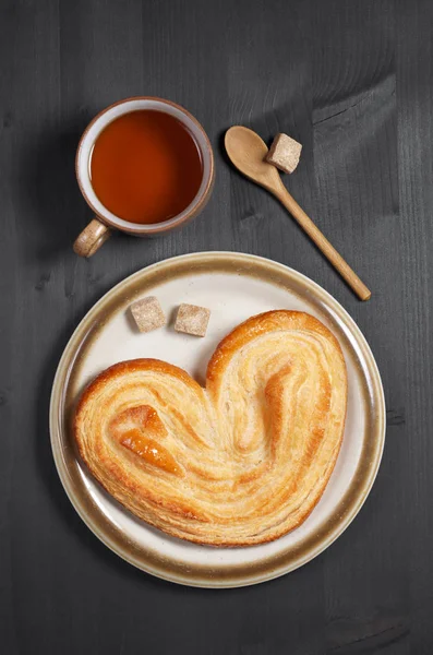 Biscuit Feuilleté Forme Coeur Dans Une Assiette Une Tasse Thé — Photo