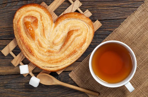 Kopje Thee Bladerdeeg Koekje Vorm Van Een Hart Oude Houten — Stockfoto