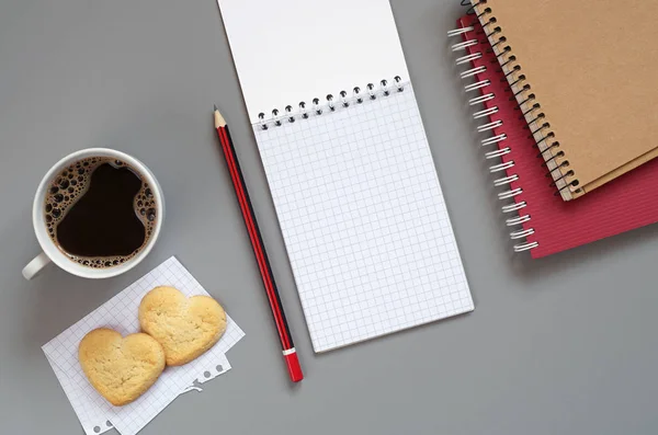 Cuaderno Lápiz Taza Café Con Galletas Forma Oído — Foto de Stock