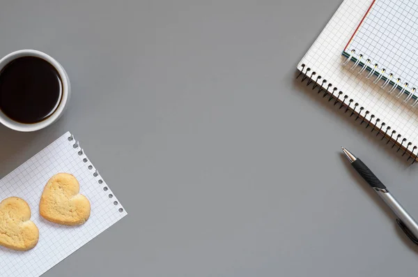 Cuaderno Bolígrafo Café Galletas Forma Corazón Sobre Escritorio Gris Vista — Foto de Stock