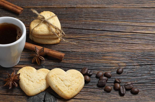 Galletas Forma Corazón Taza Café Una Vieja Mesa Madera Espacio —  Fotos de Stock