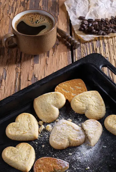 Biscuits Forme Cœur Avec Chapelure Sucre Poudre Sur Une Plaque — Photo